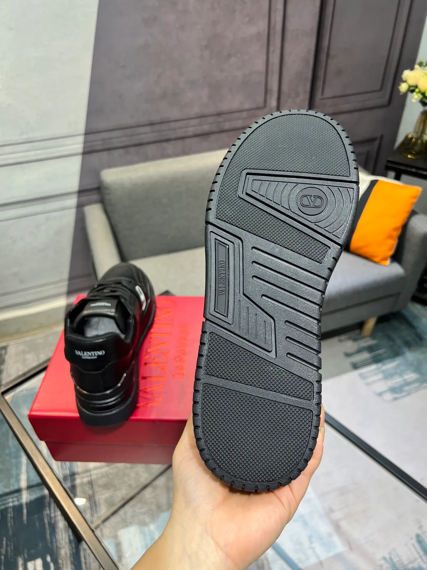 Men's Men's Shoes 💰660 Valentino 2023 early autumn new star shoes are now online! Wang Hedi and Ren Jialun have been worn by many celebrities. Who can refuse the same couple shoes as Wang Hedi! The design of Stars Stab My Heart is cool and spicy. The material of the shoes is cowhide, and every color is beautiful! Size 35-40, men’s size 39-44 (women’s 41, men’s 38, 45🉑️customized)